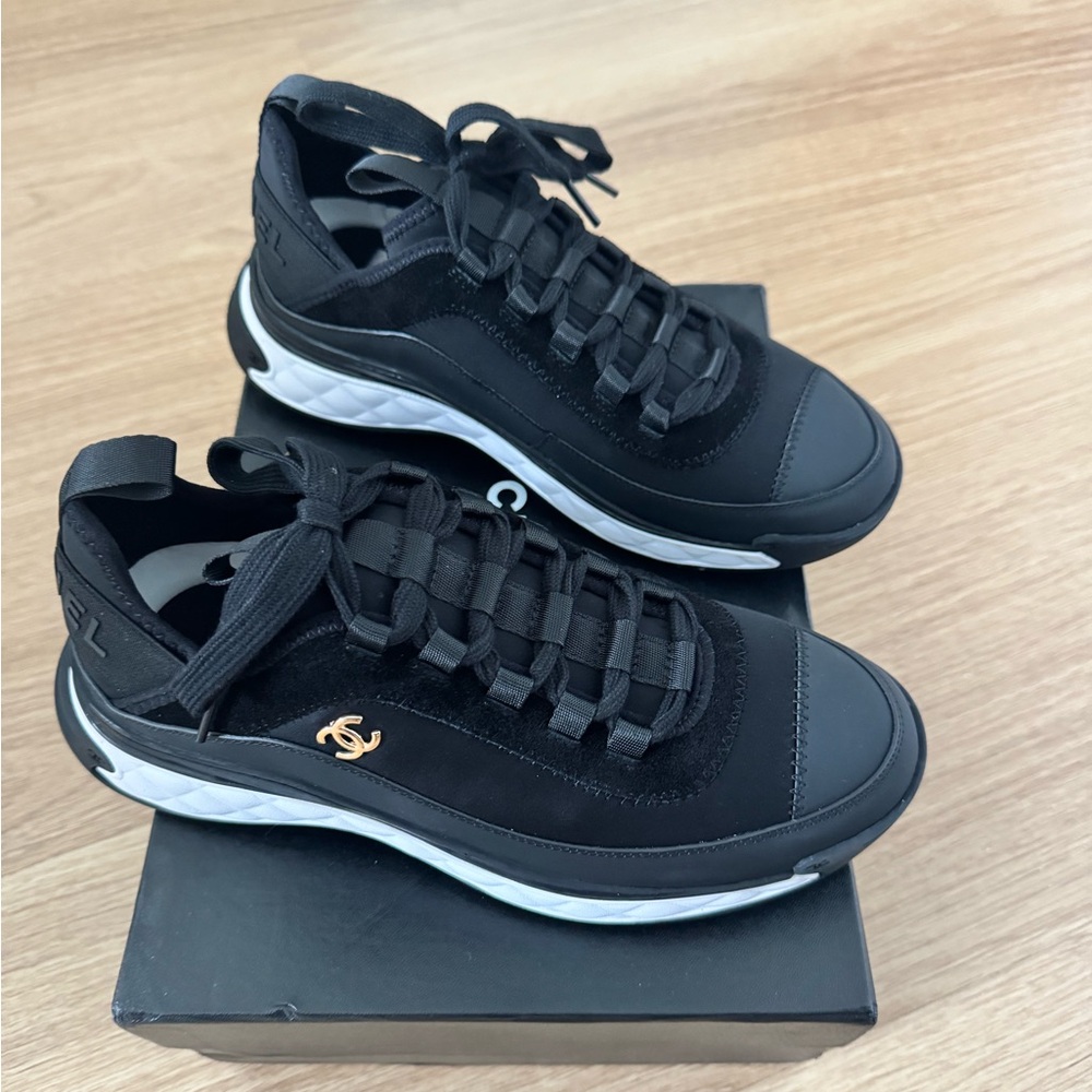 New women Black and Gold CC Women's Sneakers 👟 👟 size USA 🇺🇸 Chan CC 9.5 leather